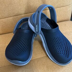 CROCS kids LiteRide clogs. Size 10. Black & Gray